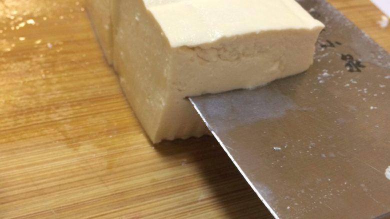 超级下饭的香煎豆腐块,再横着切一刀.