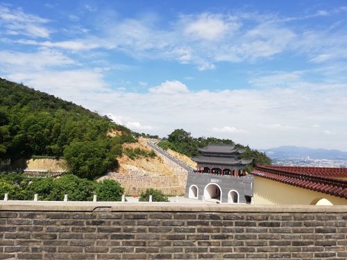 8月31日去宜兴旅玩,那里的小长城风景如画,蓝天白云,有山有水,还有