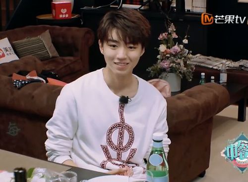 王俊凯厨艺老师大曝光家里没人得自己做饭赵薇脱口而出10个字