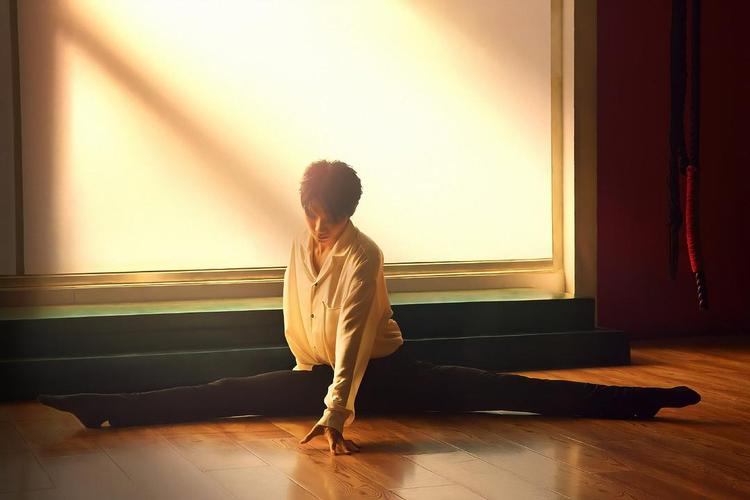 罗一舟问,有没有近期的帝的电脑壁纸