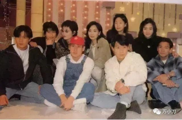 不久后,香港大报小刊的娱乐头条,就都是郑家成和邝美云正在谈恋爱的