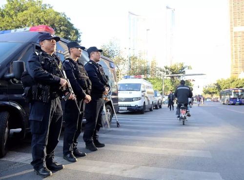 广州警方近万警力护航广州马拉松安全顺利举行