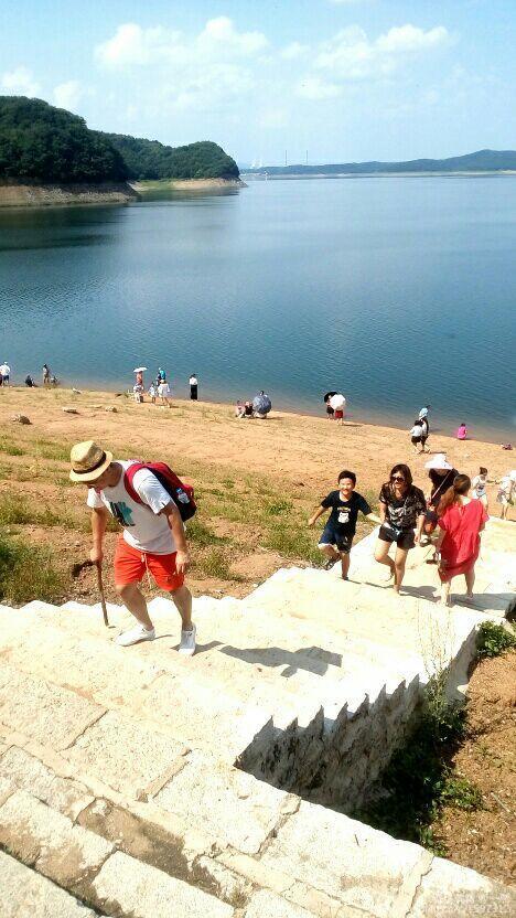 这里青山环抱,绿水相依,三侧青山翠柏,正殿遥望抚顺市大伙房水库,青