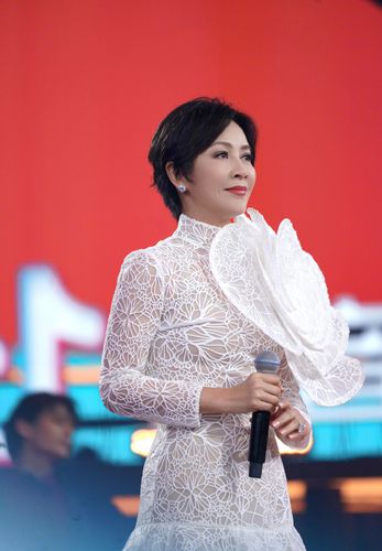 刘嘉玲不应该随意变发型女王霸气感消失还有点显土气