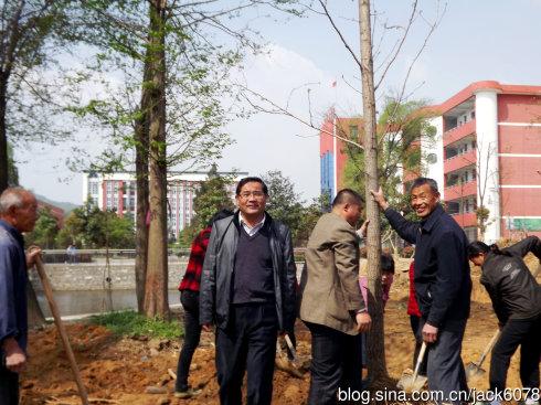 清明时节植树忙——记金寨县南溪中学春季植树绿化活动