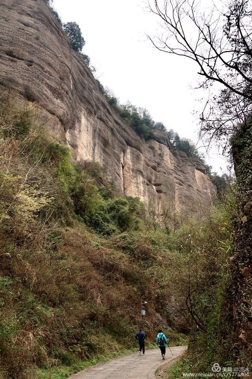 地震破坏,1700年历史的关楼屡建屡败,屡毁屡建,到了唐朝开始改称剑门