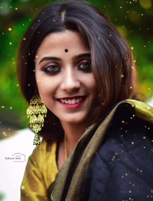 变化最大的应该是她那双眼睛,很多网友都表示,"riya sanyal"眼神中没