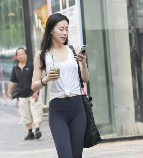 凹凸有致的小姐姐,街拍:爱运动的小姐姐太有魅力了 图4的紧身裤穿的