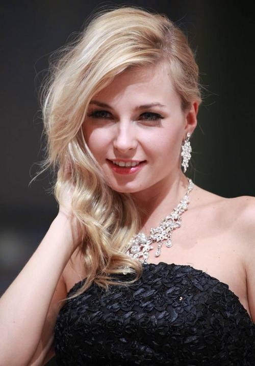 俄罗斯独特的地理气候造就了皮肤白嫩,最具白种人特征的俄罗斯美女.