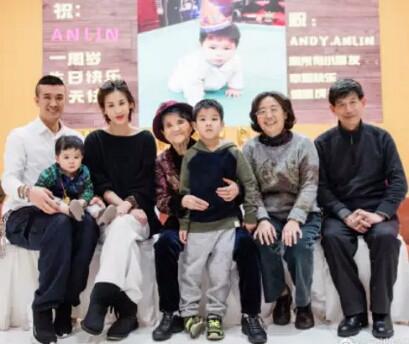 黄圣依杨子儿子正面照曝光,不得不承认遗传基因太强大