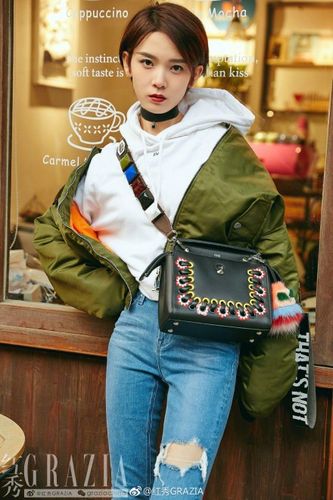 私底下的#陈瑶# 是一个水灵娇俏的小姑娘,看她用一条lee 的