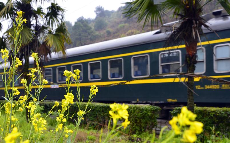 黔城站很小,一天就只有这一班绿皮火车在这里停靠.