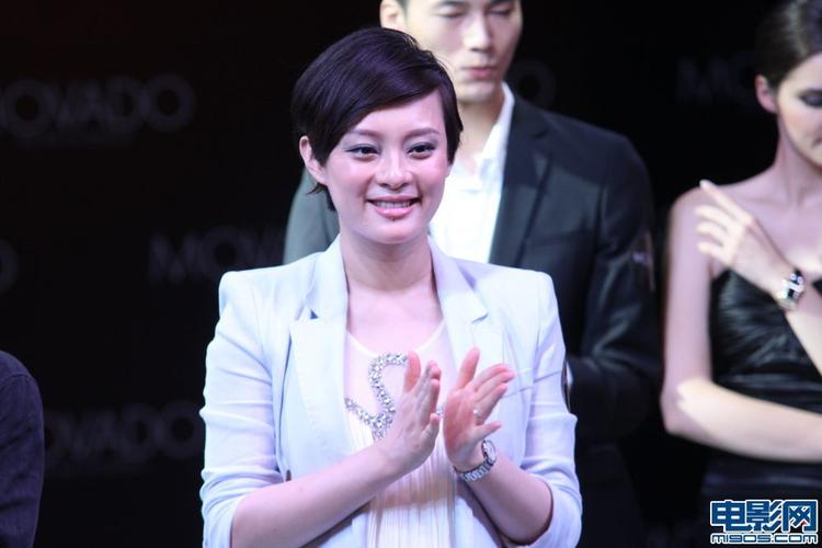 孙俪挺大肚踩高跟赚奶粉钱 为家人做辛苦孕妇