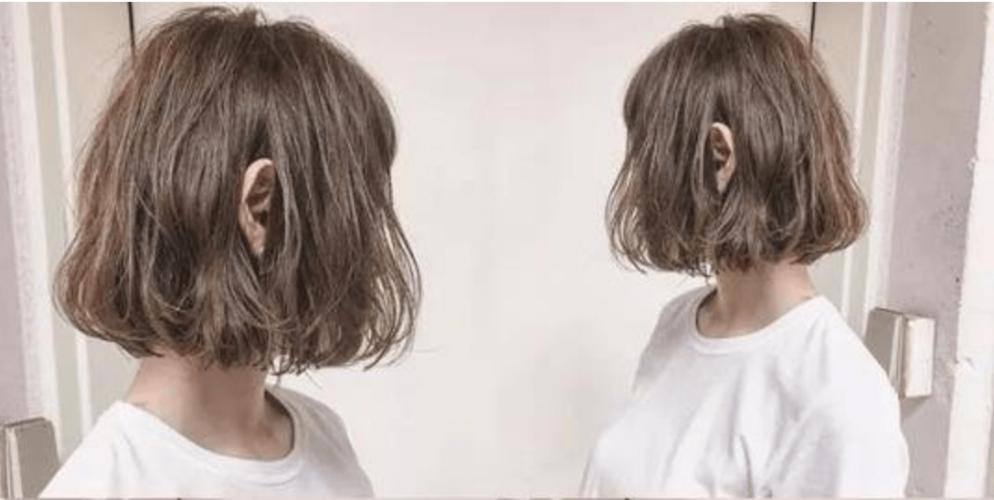 头发长度大约在下巴位置的烫发,一头蓬松随性的短卷发造型,尽显女生