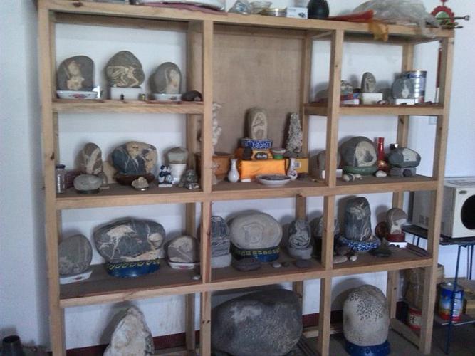 屋内最吸引人的便是堂屋里摆放正中的奇石架,虽然不是很豪华的铺张