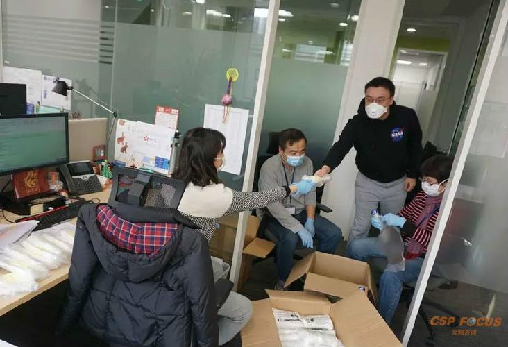 法电中国向员工分发口罩等防护用品,对办公室进行全面消毒,保障