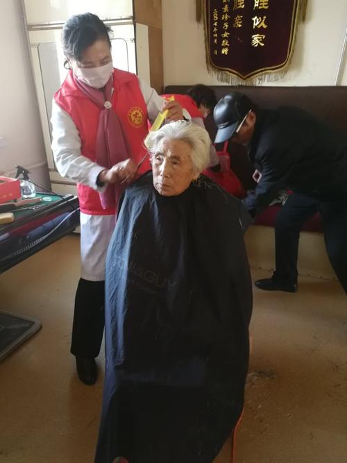 葫芦岛市志愿者3月8日连山区敬老院关爱老人献爰心