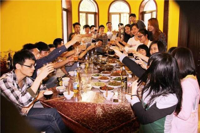 同学聚会上班长喝醉酒,无人结账,我主动买单,隔天看群消息呆了