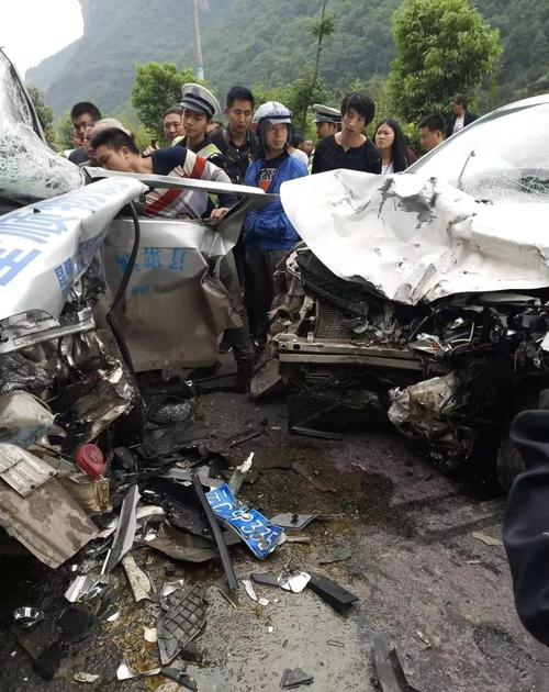 云南镇雄罗坎镇凤公路发生惨烈车祸!