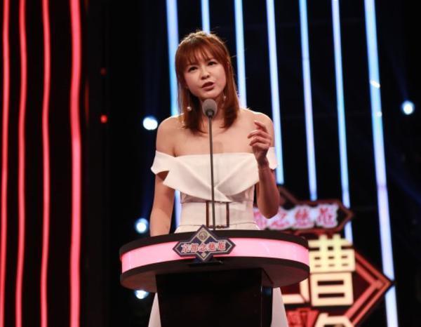 李艾    21cn娱乐讯 面对娱乐圈越来越多的不合理现象,今晚,《吐槽