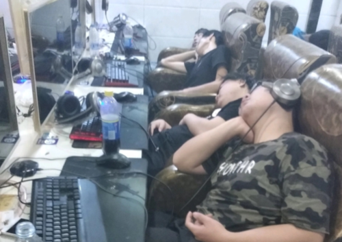 网吧通宵最典型的四张睡觉照片第二张据说是标配睡姿