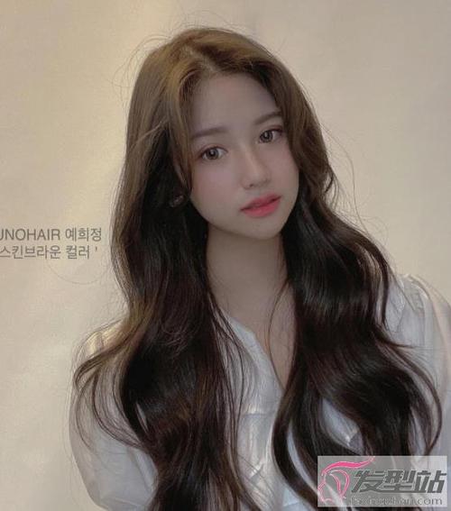 长发搭配大波浪卷,这样的卷度和发型不会显得老气成熟,是今年长发女生