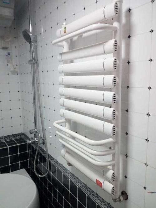 卫生间小背篓~幸好当时 选了白色,因为.