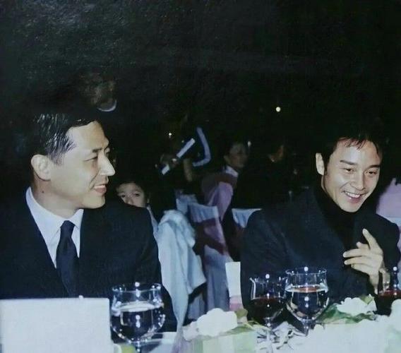 张国荣挚爱唐鹤德真"谦谦公子",晒照庆祝61岁生日,依旧绅士