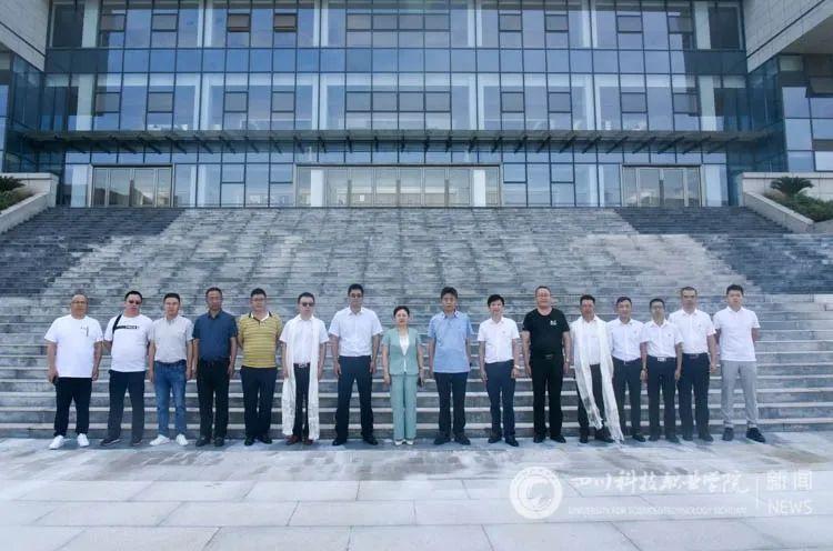 办公室主任黄义文,扶贫办刘新,援藏干部李敏良,何嘉林参加上述活动