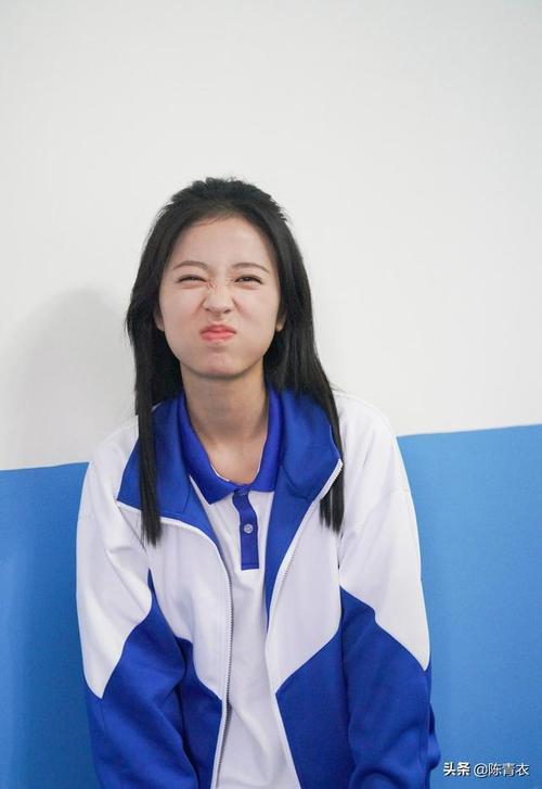 周雨彤学生服高搞怪写真