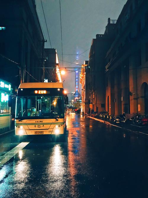 夜归人:晚上的公交车站,公交车在等待着夜归人,送他们回家的路!