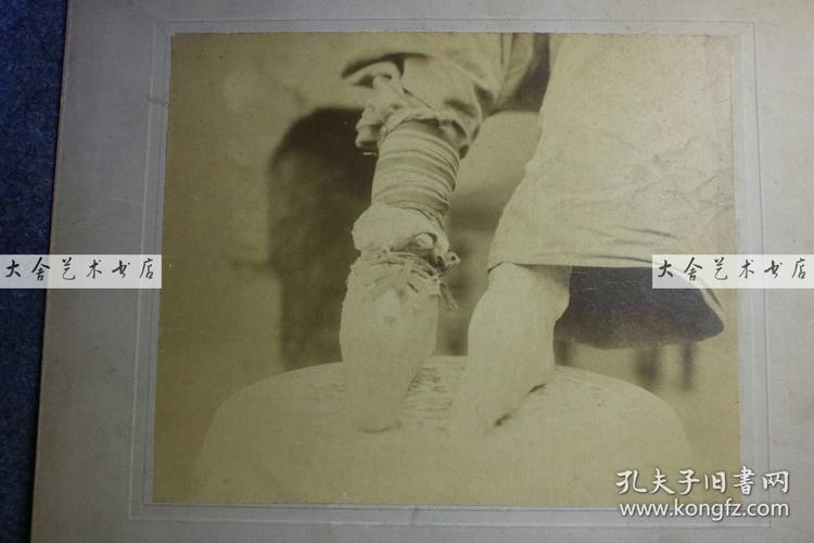 1880年代清代妇女的小脚三寸金莲特写大幅蛋白照片,照片尺寸为25x20.