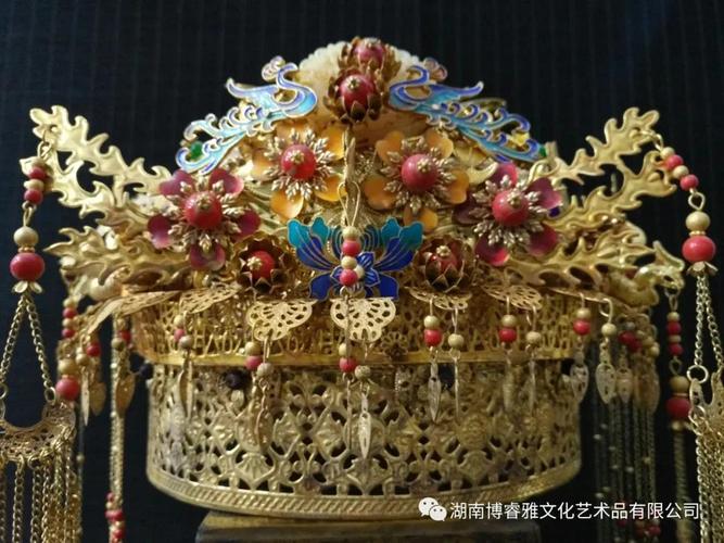呈镂空状,富有立体感, 凤冠造型庄重,制作精美,其工艺有花丝,镶嵌,錾