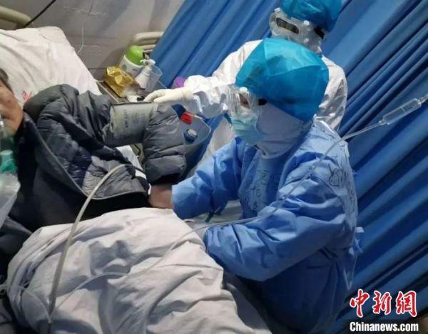援湖北抗疫护士:"用行动教会女儿勇敢"