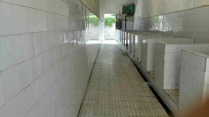 学校的公共厕所干净明亮,可见孩子们平时的习惯很好,同学们都"会上