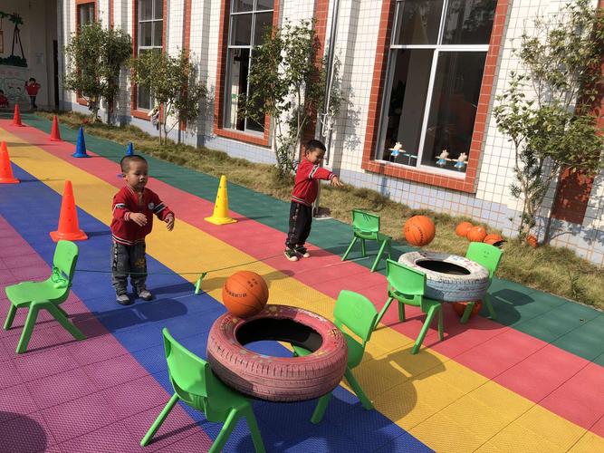 石和镇中心幼儿园年级段活动 中班组"绕障碍物投球"比赛