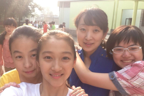 关晓彤中学是公认的校花?看到她和同学的合照就明白,活该被人喜欢