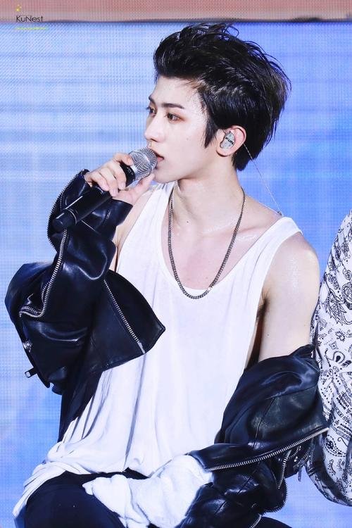 清流～吃瓜都休息一下看看帅哥的锁骨吧!(其实是比美贴,图多慎入)