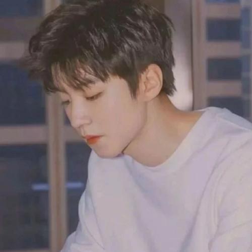 "王俊凯"头像 背景套图