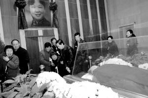 但是社会各界人士和众多戏迷一大早都赶往郑州殡仪馆送别魏云