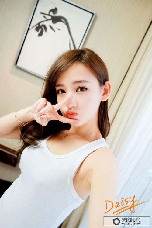 性感女神白嫩美腿诱人私房背心性感写真图片