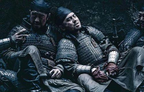 长安十二时辰》中,崔器刚出场时穿的是细鳞甲,旅贲军士兵穿的则是皮甲