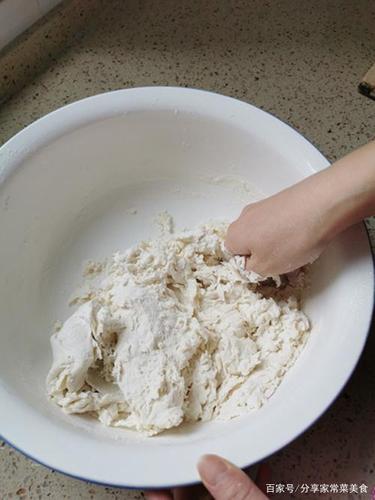 面粉,盐少许加水开始和面.