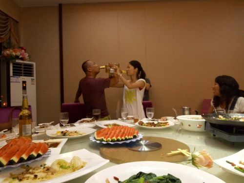 火龙华姐喝上交杯酒了,当年莫非俺错过了一些故事