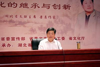 讲座前期,省图专门制作了熊召政人物及作品简介视频等宣传内容,循环