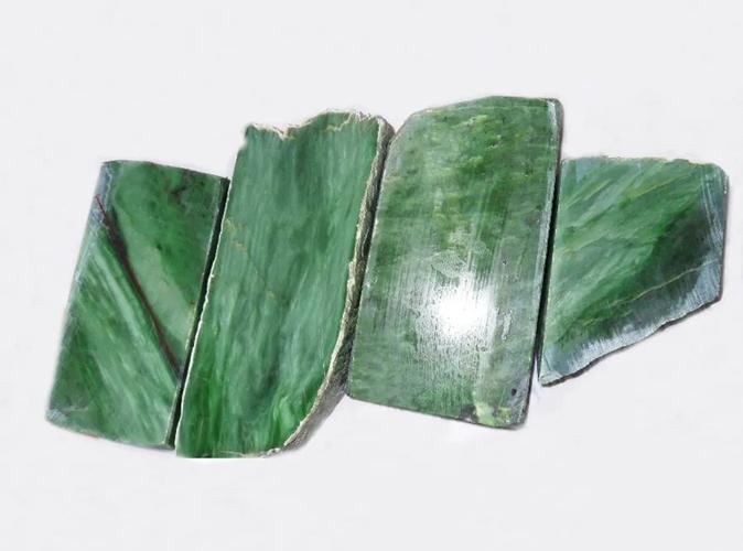 碧玉原石(图源自网络)
