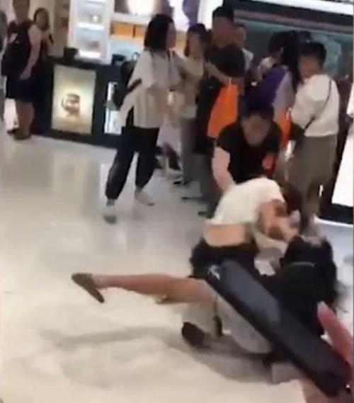 日,两名中国女游客在韩国免税店大打出手的视频就被网友拍了下来.
