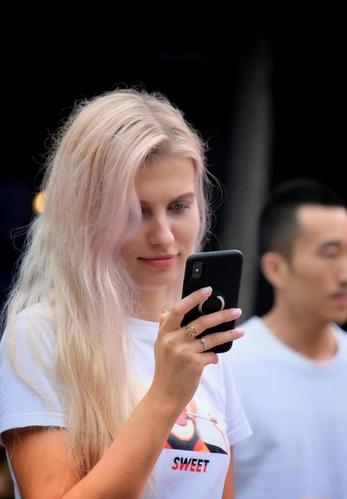 金发碧眼的外国美女,像从油画中走出来一样!