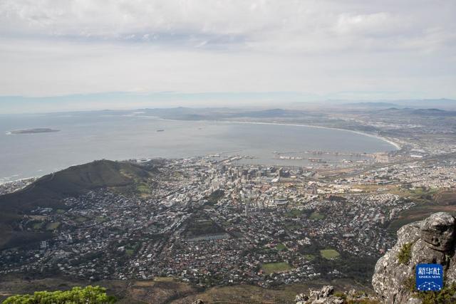 这是10月12日在南非开普敦桌山山顶拍摄的开普敦市貌.