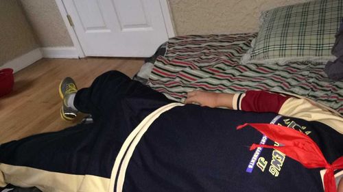 2015-10-20  一名五年级小学生上网过度后猝死在家,尸体穿着校服